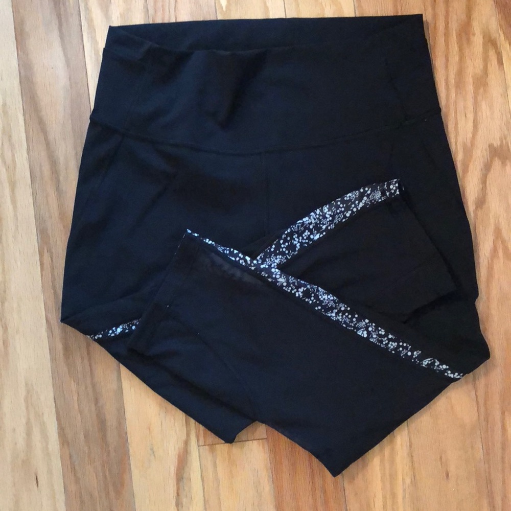 Lululemon size 10 black crops.